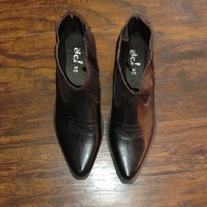 Ecco Black Leather Boots with Sleek Design